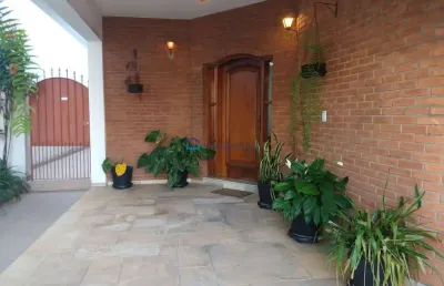 Casa térrea isolada a 870m metrô saúde . 3 dormitórios (2 suítes) . 5 banheiros . 2 vagas . 255m2