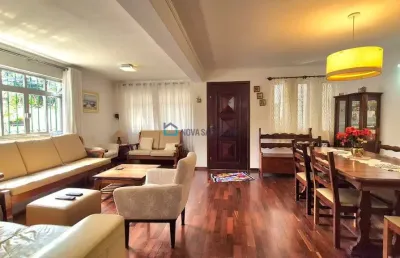 Ampla casa com entrada lateral, quintal, dependência de empregados e 4 vagas de garagem!