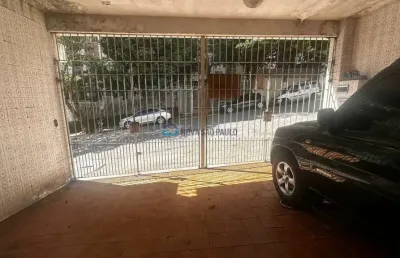 Oportunidade de investimento ao casa com potencial em localização privilegiada.