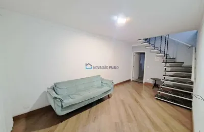 Casa à venda com 2 quartos e 2 vagas - próximo do metrô