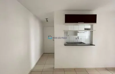 Apartamento com 02 dormitórios na região da vila das mercês.
