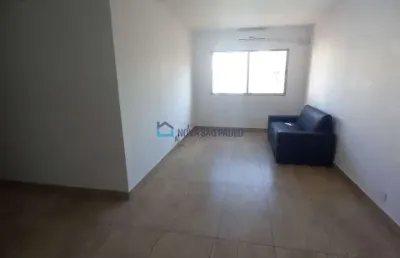 Apto amplo, 80m2, 2 dormitórios ao lado do parque da aclimação.