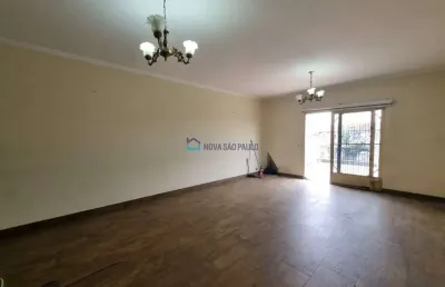 Casa assobradada com 250m2 distribuidos em 03 dormitórios sendo 01 suite e 2 vagas de garagem