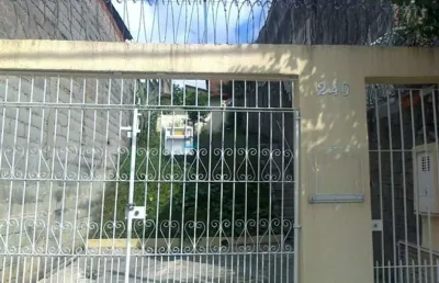 Terreno de 250m², edícula nos fundos com 01 dormitório, sala, cozinha e banheiro.