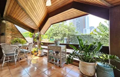 Casa com piscina à venda em moema com 3 suítes e  4 vagas de garagem.