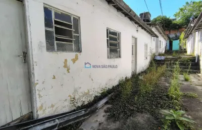 Terreno , com uma área total de 400 m² e uma frente de 10 metrôs.
