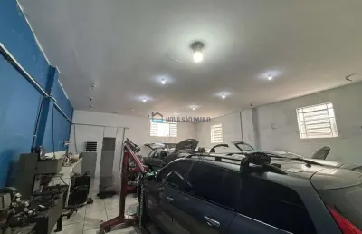 Casa assobradada com salão e duas casas menores nos fundos