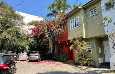 Casa de vila totalmente reformada (1º uso) com piso monolítico nas áreas molhadas, nos jardins!