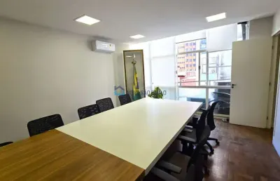 Conjunto comercial na praça da república, próximo ao metrô.