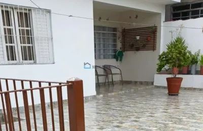 Casa térrea, com sobrado nos fundos, toda reformada e com quintal