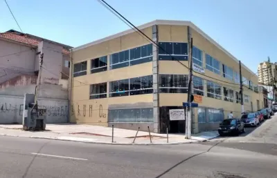 Imóvel comercial de esquina com 1.200m² de área construída com renda até 2032