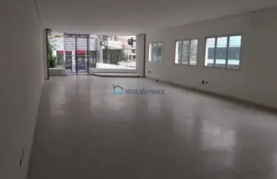 Imóvel comercial de esquina, com renda, com 710m² de a.c.