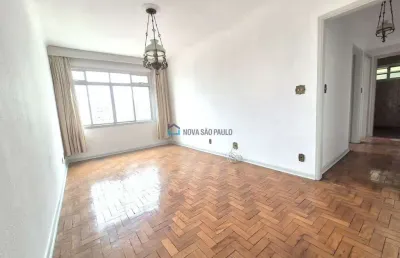 Amplo apartamento à venda com 2 dormitórios, ao lado do metrô saúde.