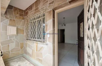 Casa térrea à venda, com 3 quartos, 1 suíte e quintal, na saúde.