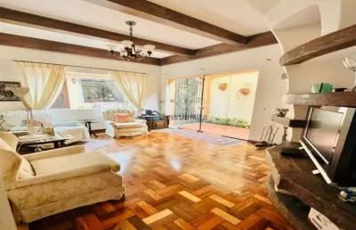 Casa com 390m², 3 suites, estilo romano, com quintal, solar e terraço.
