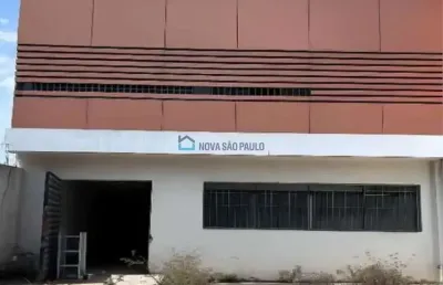 Dois imóveis comerciais num terreno com uns 1.300 m² e uns 25m de frente