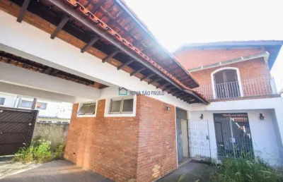 Casa assobradada com quintal, jardim e canil no planalto paulista