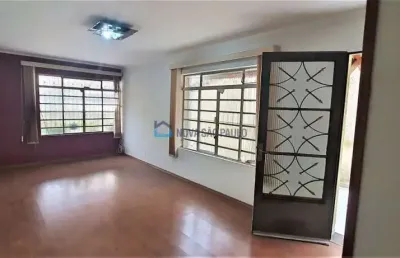 Sobrado com 3 dormitórios e 2 vagas, próximo ao metrô saúde