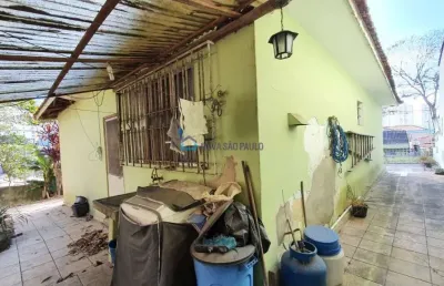 Casa térrea de esquina, possui amplo e salão comercial junto ao terreno!