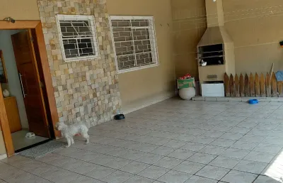 Casa em condomínio,  três dormitórios,  frente ao ponto do ônibus,  financia,