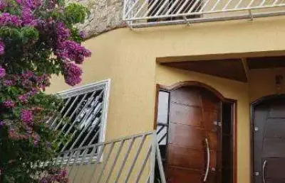 Sobrado vila curuça , santo andré garagem com 2 portões  automáticos, 4 vagas ,lavanderia coberta, wc, quintal área com churrasqueira . primeiro piso