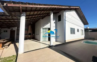 Casa térrea com piscina e 2 quartos semi mobiliada à venda no centro de balneário piçarras