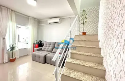 Casa à venda com 2 suítes no centro de balneário piçarras - 2 vagas de garagem