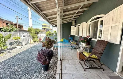 Casa no centro de penha com 3 quartos e piscina - 450m da praia