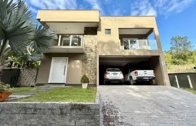 Ampla casa de 3 dormitórios com suíte, mobiliada e área gourmet com piscina!