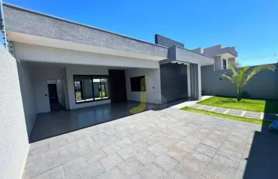 Casa com espaço gourmet com churrasqueira + excelente sobra de terreno ao lado