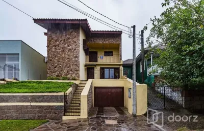 Casa com 3 quartos à venda na rua bispo sardinha, 95, vila ipiranga, porto alegre, 329 m2 por r$ 749.900