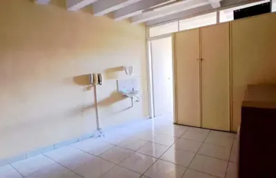 Ampla sala comercial no coração do bairro, silenciosa e desocupada!!!
