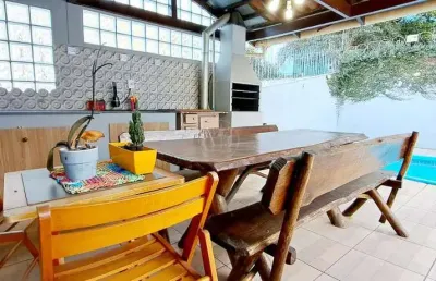 Excelente casa com amplo pátio, piscina e espaço gourmet com churrasqueira e fogão à lenha. ideal para receber amigos e familiares!!!
