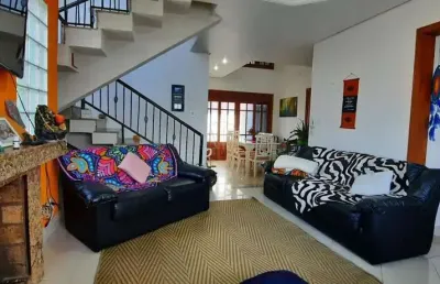 Lindo sobrado em condomínio fechado, bem ensolarado e arejado!!!