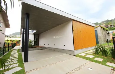 Casa com 3 quartos à venda na das flores, 255, morrinhos, garopaba, 196 m2 por r$ 2.490.000