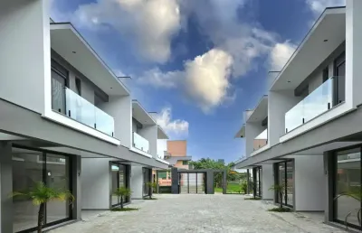 Casa em condomínio fechado com 2 quartos à venda na alvaro ernesto dos santos, 15, centro, garopaba, 90 m2 por r$ 850.000