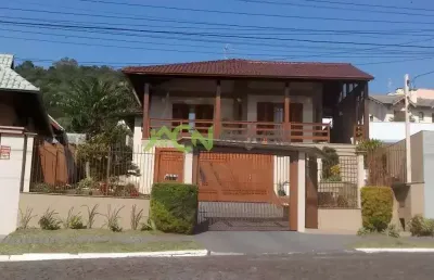 Casa com 3 dormitórios (1 suíte), com piscina, bairro união