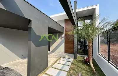 Casa plana com 3 dormitórios sendo uma suite no centro de estância velha