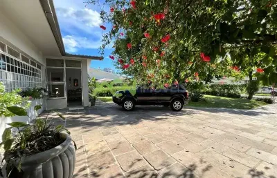 Casa com 3 dormitórios, sendo 2 suítes, amplo pátio com piscina, no centro de estância velha
