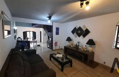 Oportunidade! 4 quartos,  1 suíte, salão 2 ambientes, 3 banheiros e 2 vagas + 2 na porta da casa!