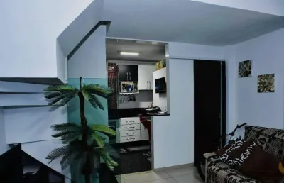 Casa dentro de condomínio em curicica; com quatro andares, sendo o último um terraço;  três quartos, dois banheiros e uma vaga . aceita financiamento.