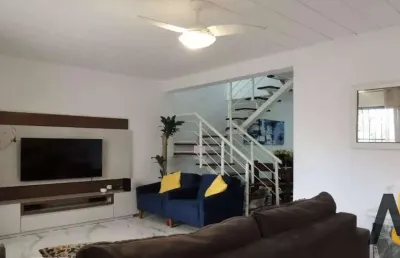Excelente casa duplex com sótão; de 99m² com três quartos, sendo uma suíte. toda em porcelanato, com uma vaga na escritura. aceita financiamento.