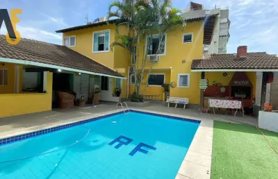 Maravilhosa casa com 3 suites e piscina no centro da freguesia