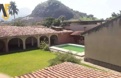 Casa com piscina, churrasqueira, jardim. medindo 800m².