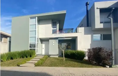 Casa em condomínio fechado le parc em caxias do sul. 3 suítes, vista incrível, espaço gourmet, piso aquecido e garagem para 5 carros.