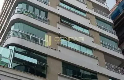 Aluguel anual bem localizado na meia praia com 3 suítes e 3 vagas de garagem