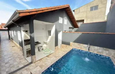 Casa geminada lado pista 900mts do mar em excelente localização com piscina e churrasqueira em itanhaém!!