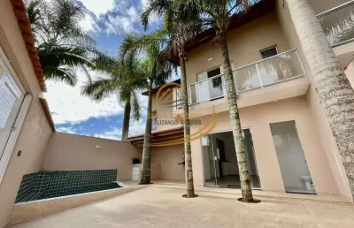 Sobrado lado praia no centro de itanhaém 300mts do mar, com piscina para venda!!