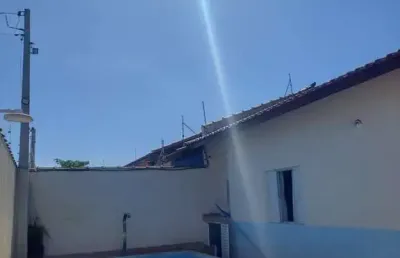 Casa lado praia com piscina próximo ao mar para venda em itanhaém!