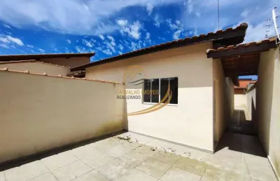 Casa geminada em bairro residencial para venda em itanhaém!